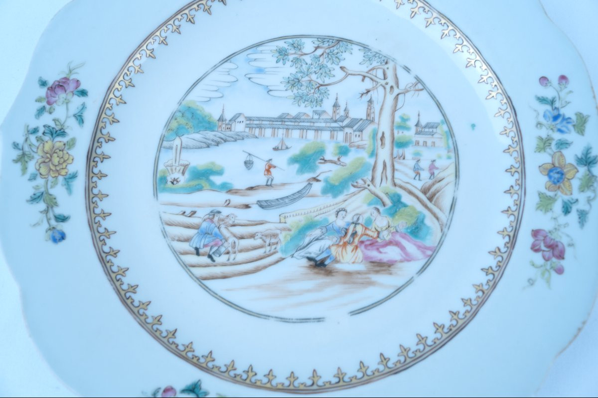 Assiette en porcelaine de Chine , famille rose, scène européenne portuaire, Qianlong, XVIIIe -photo-4