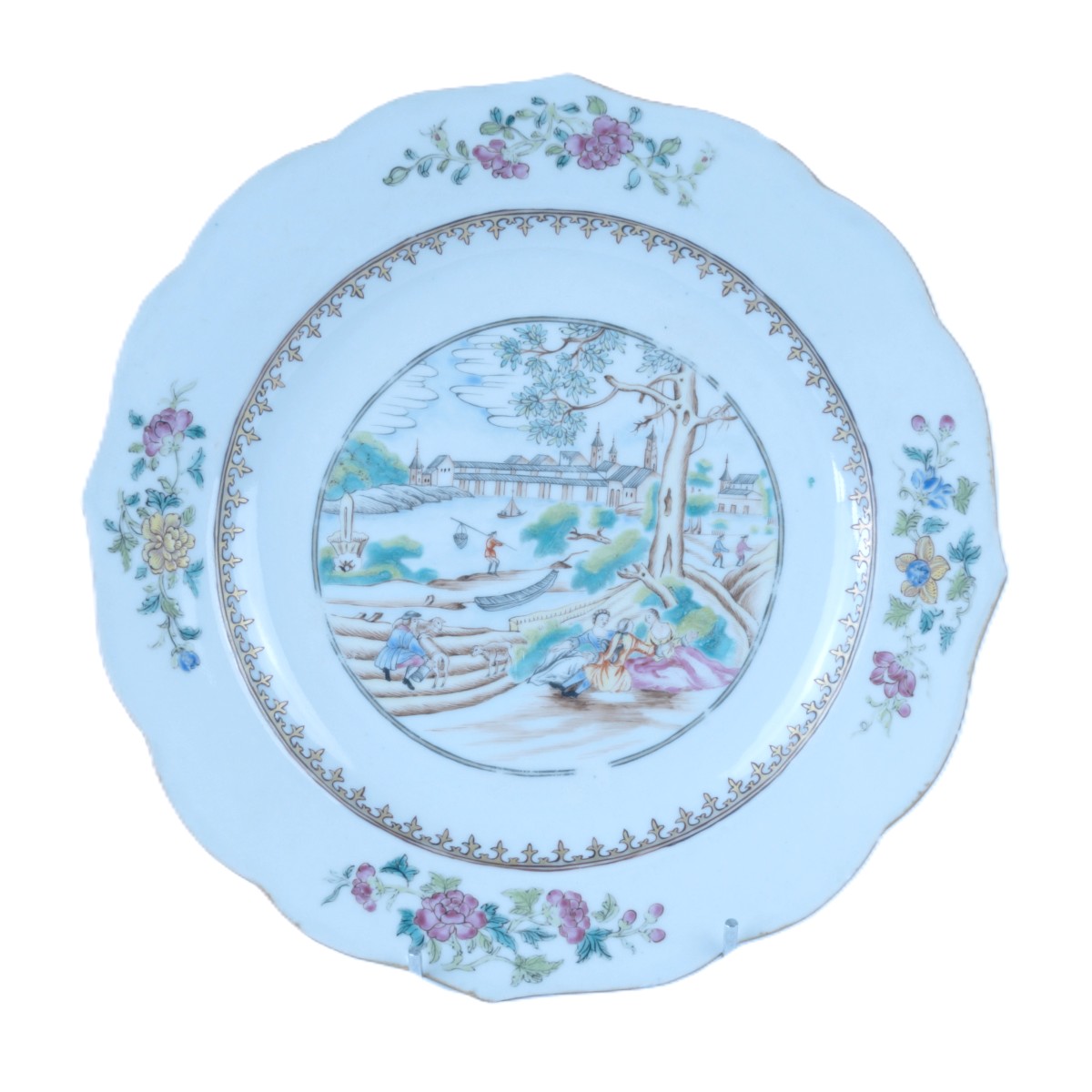 Assiette en porcelaine de Chine , famille rose, scène européenne portuaire, Qianlong, XVIIIe 