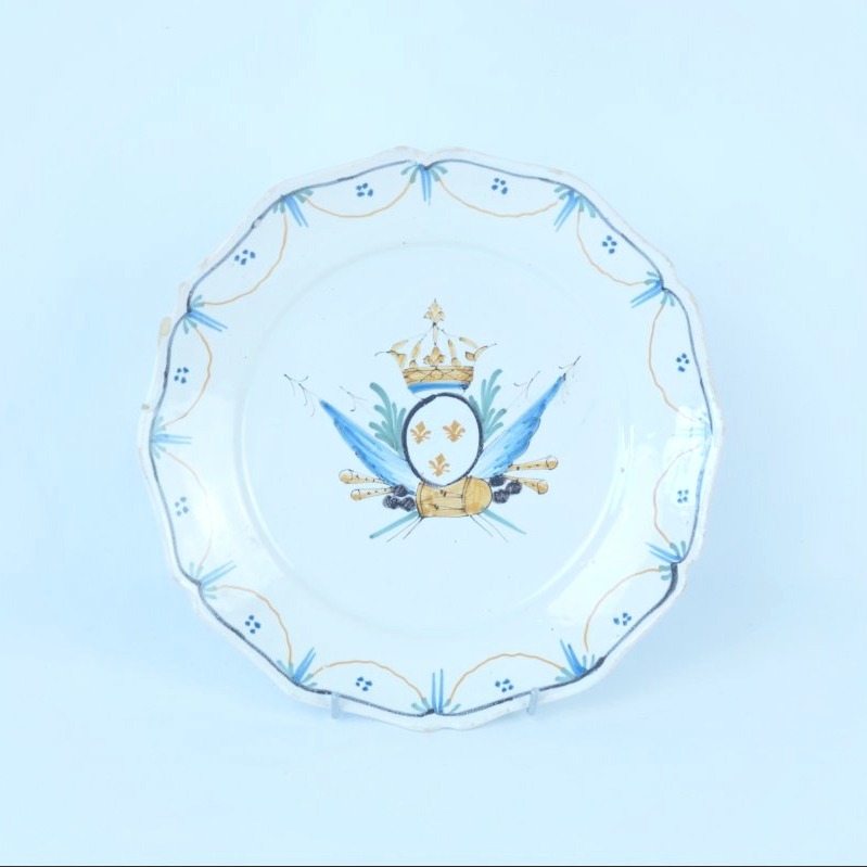 Assiette en faïence pré-révolutionnaire - Nevers - XVIIIe siècle