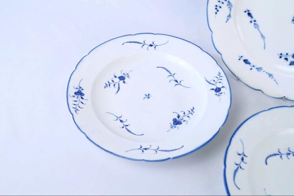 Three Chantilly Porcelain Plates—18th Century-photo-4