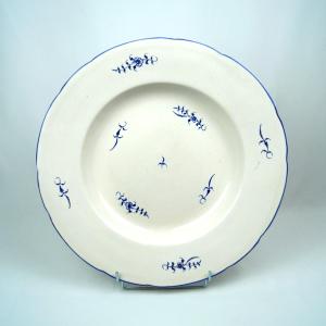 Grand plat en porcelaine de Chantilly - XVIIIe