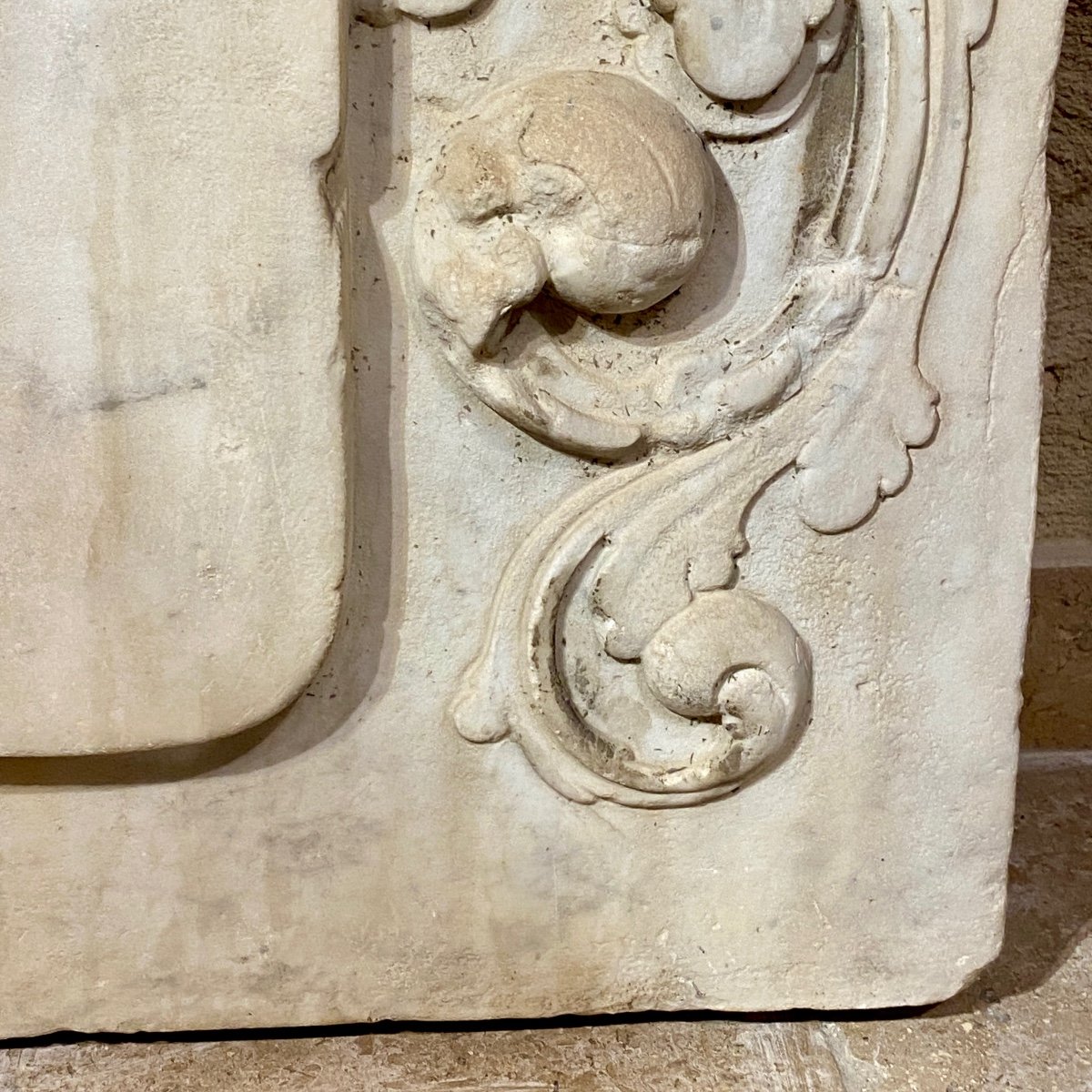 Pierre Sculptée D’un Grand Blason Contal Du 17ème Siècle -photo-4