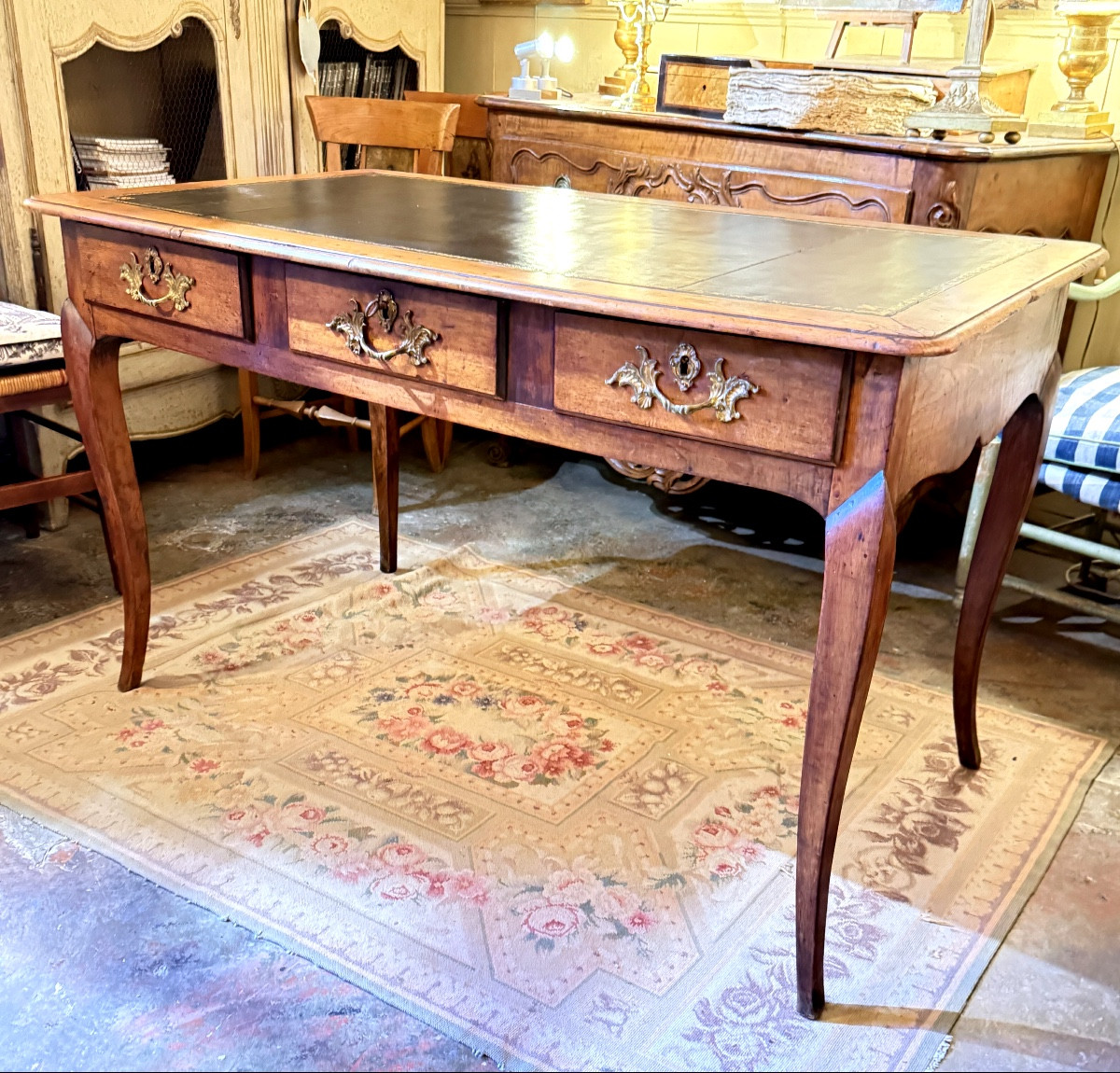 Grand bureau plat en noyer Louis XV