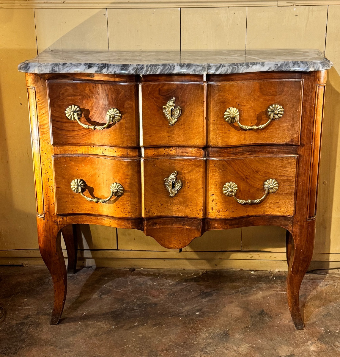 Petite commode sauteuse Louis XV – XVIIIe siècle