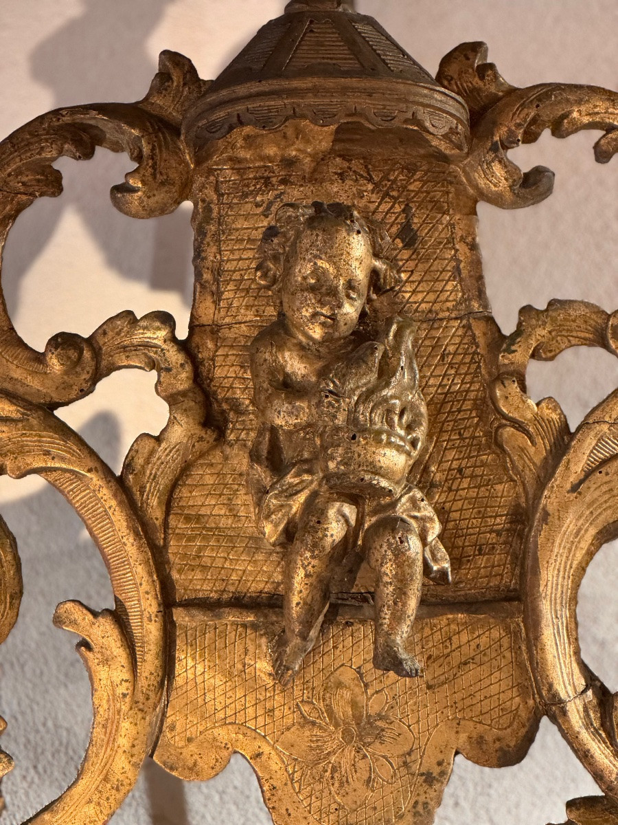 Important miroir Louis XIV à fronton sculpté, putto en haut-relief et volutes d’acanthe-photo-1
