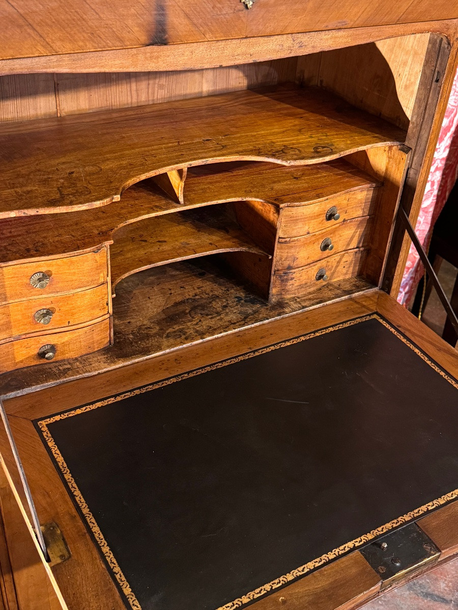 Très Petit secrétaire Louis XV en noyer blond – XVIIIᵉ siècle-photo-4