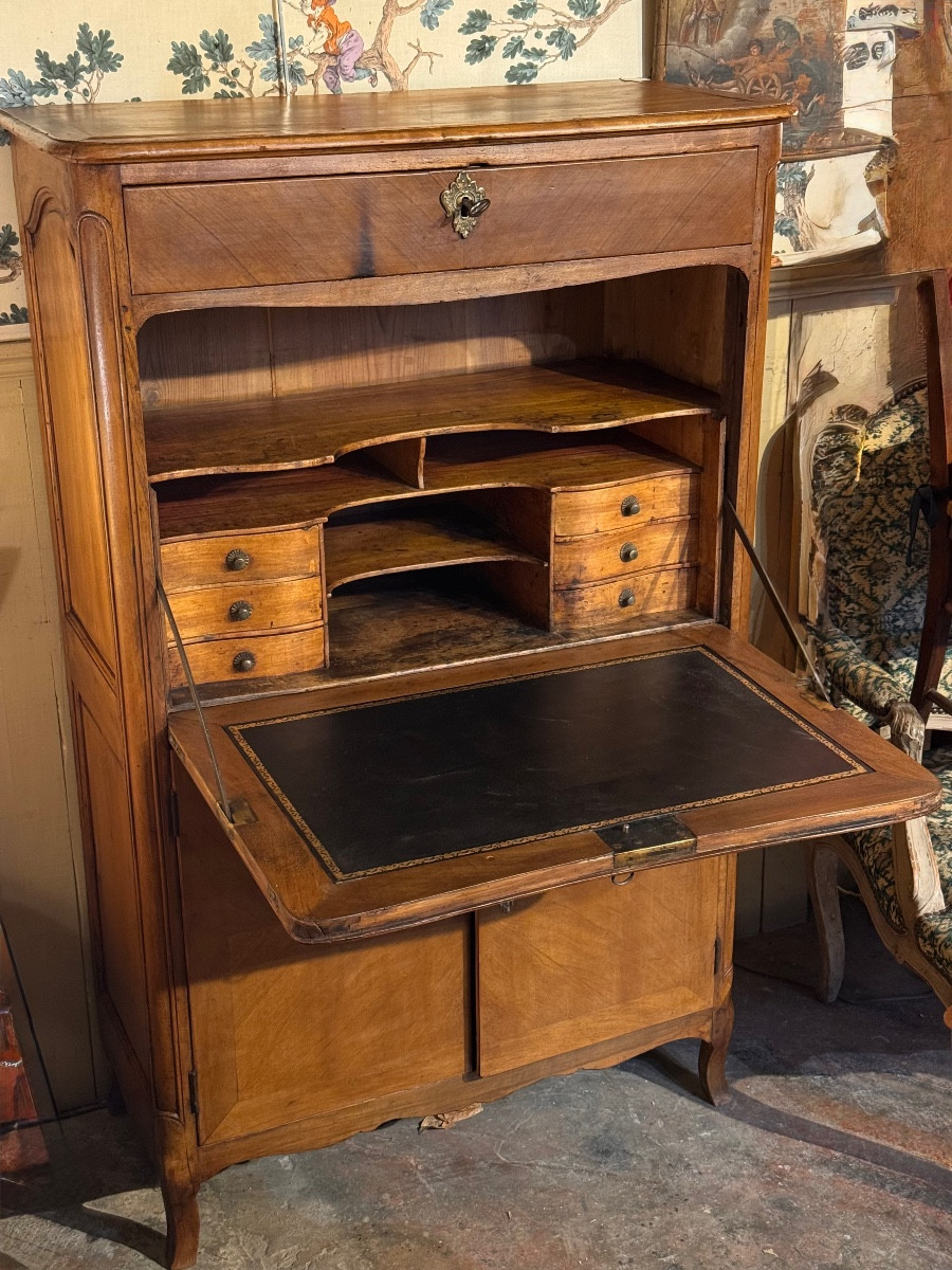 Très Petit secrétaire Louis XV en noyer blond – XVIIIᵉ siècle