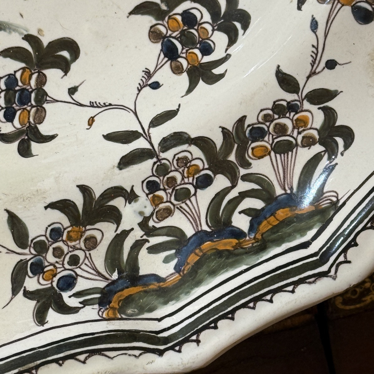 Plat ovale en faïence de Moustiers XVIIIᵉ siècle  – fabrique d’Olérys-photo-1