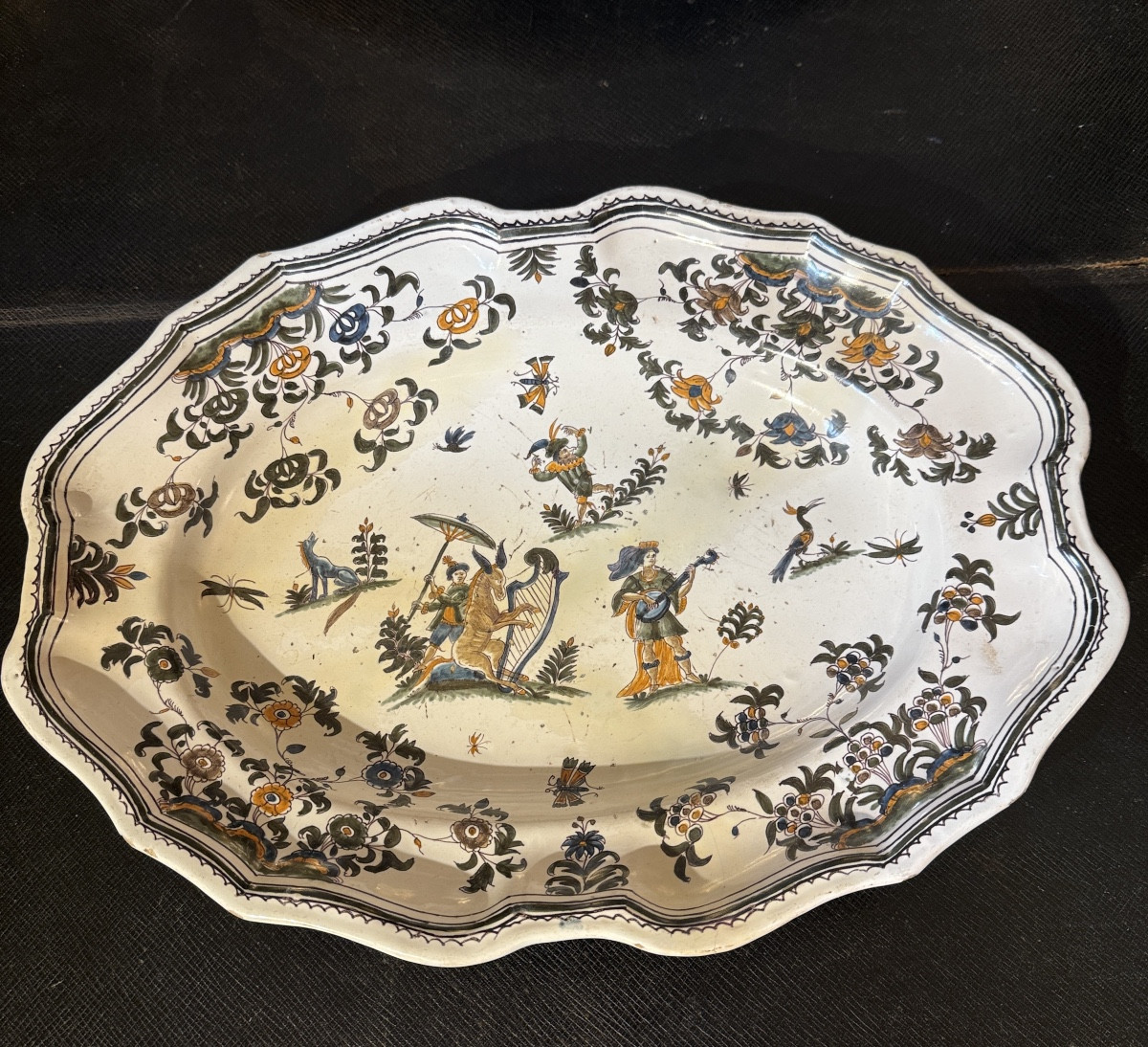 Plat ovale en faïence de Moustiers XVIIIᵉ siècle  – fabrique d’Olérys