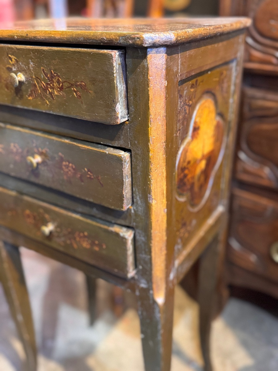 Petite table de nuit à trois tiroirs en bois laqué, à décor de paysages peints – XIXe siècle-photo-3