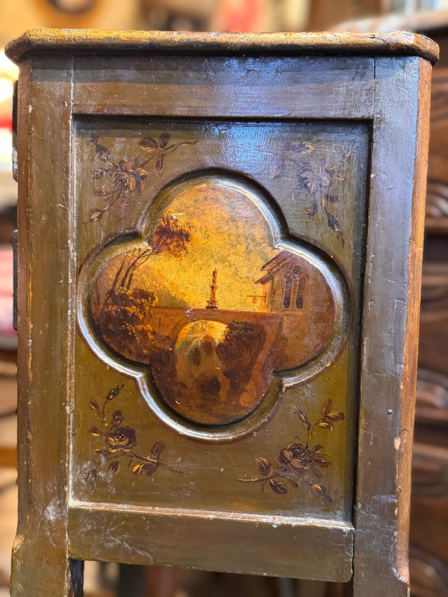 Petite table de nuit à trois tiroirs en bois laqué, à décor de paysages peints – XIXe siècle-photo-1