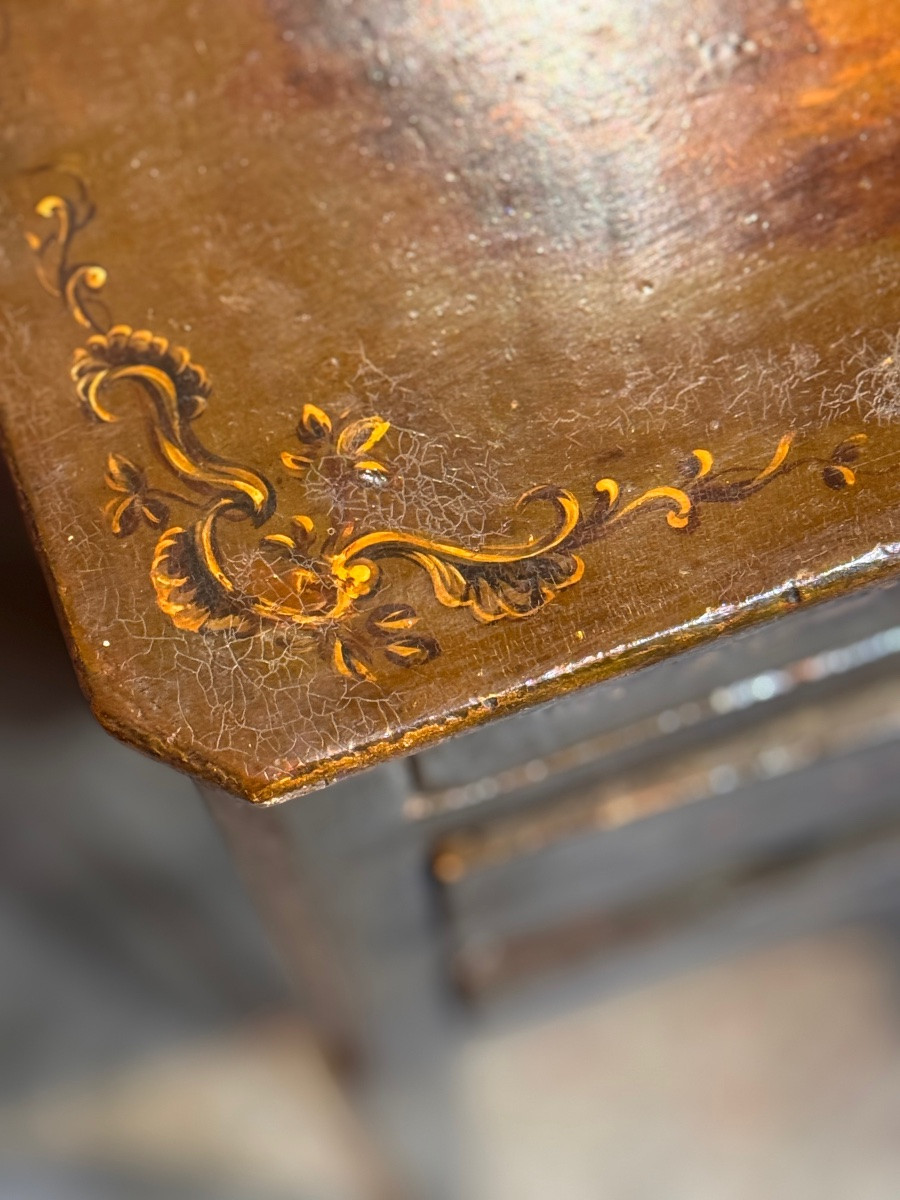 Petite table de nuit à trois tiroirs en bois laqué, à décor de paysages peints – XIXe siècle-photo-6