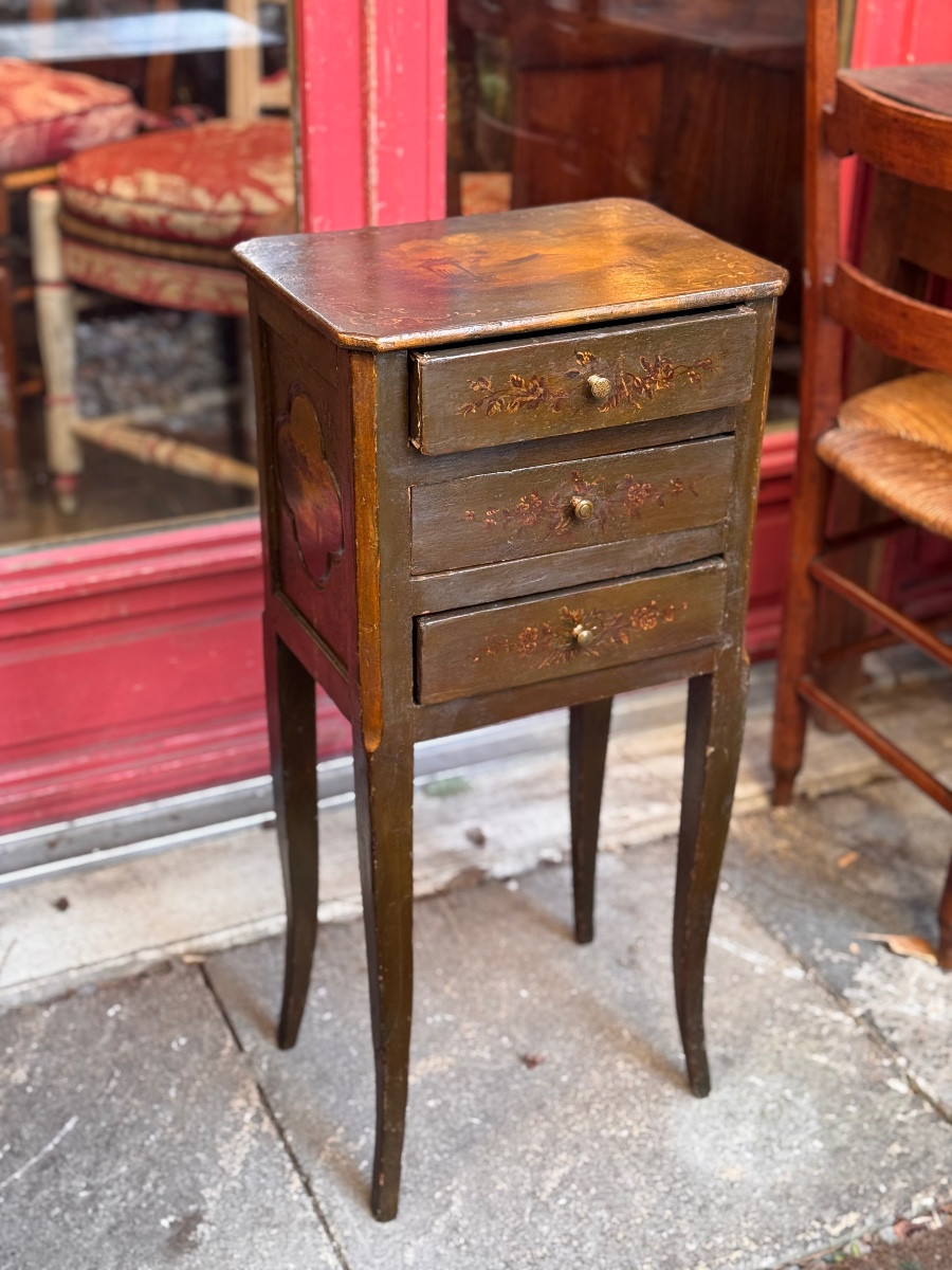 Petite table de nuit à trois tiroirs en bois laqué, à décor de paysages peints – XIXe siècle
