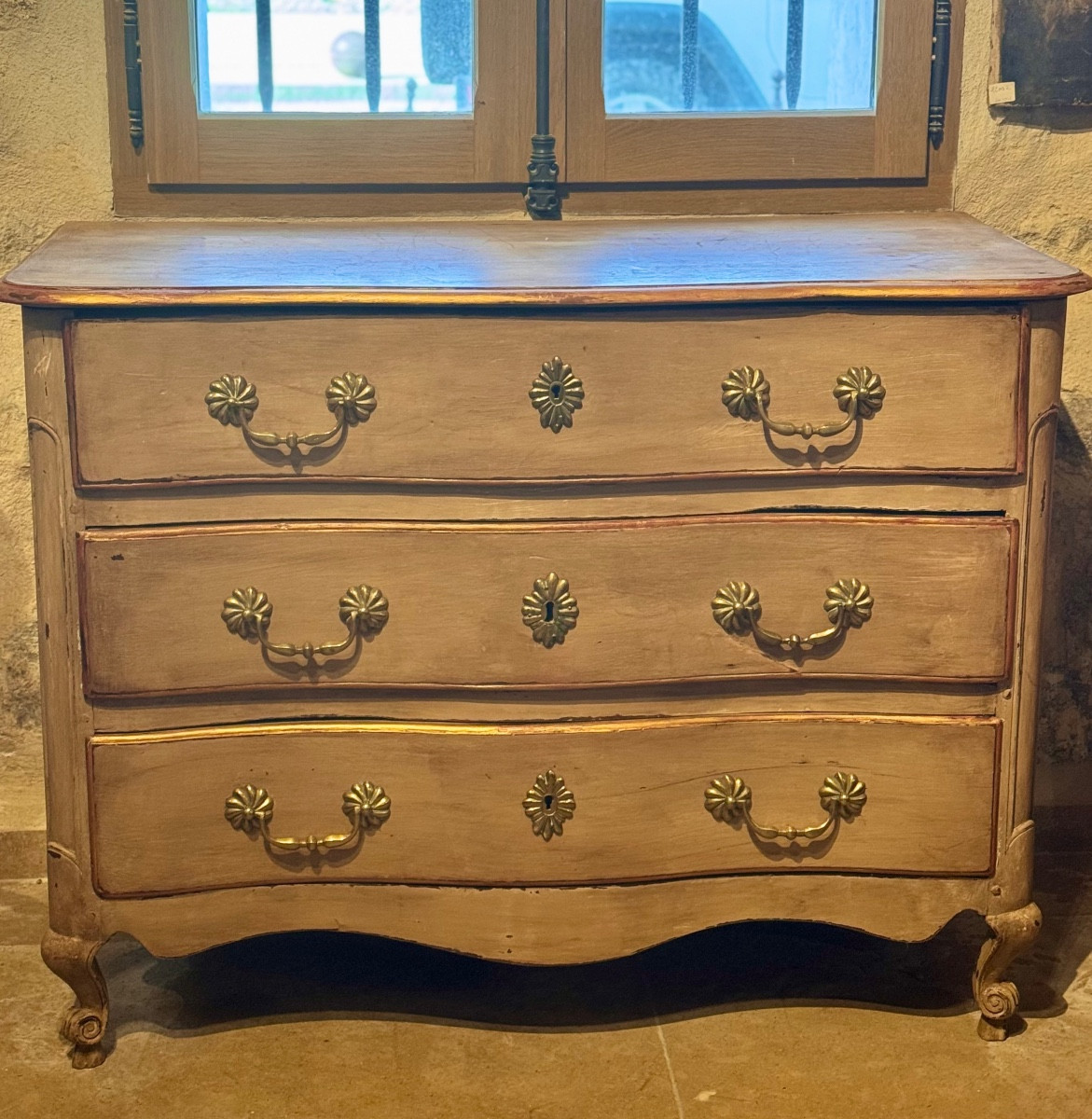 Commode provençale galbée en noyer peint, XVIIIe siècle