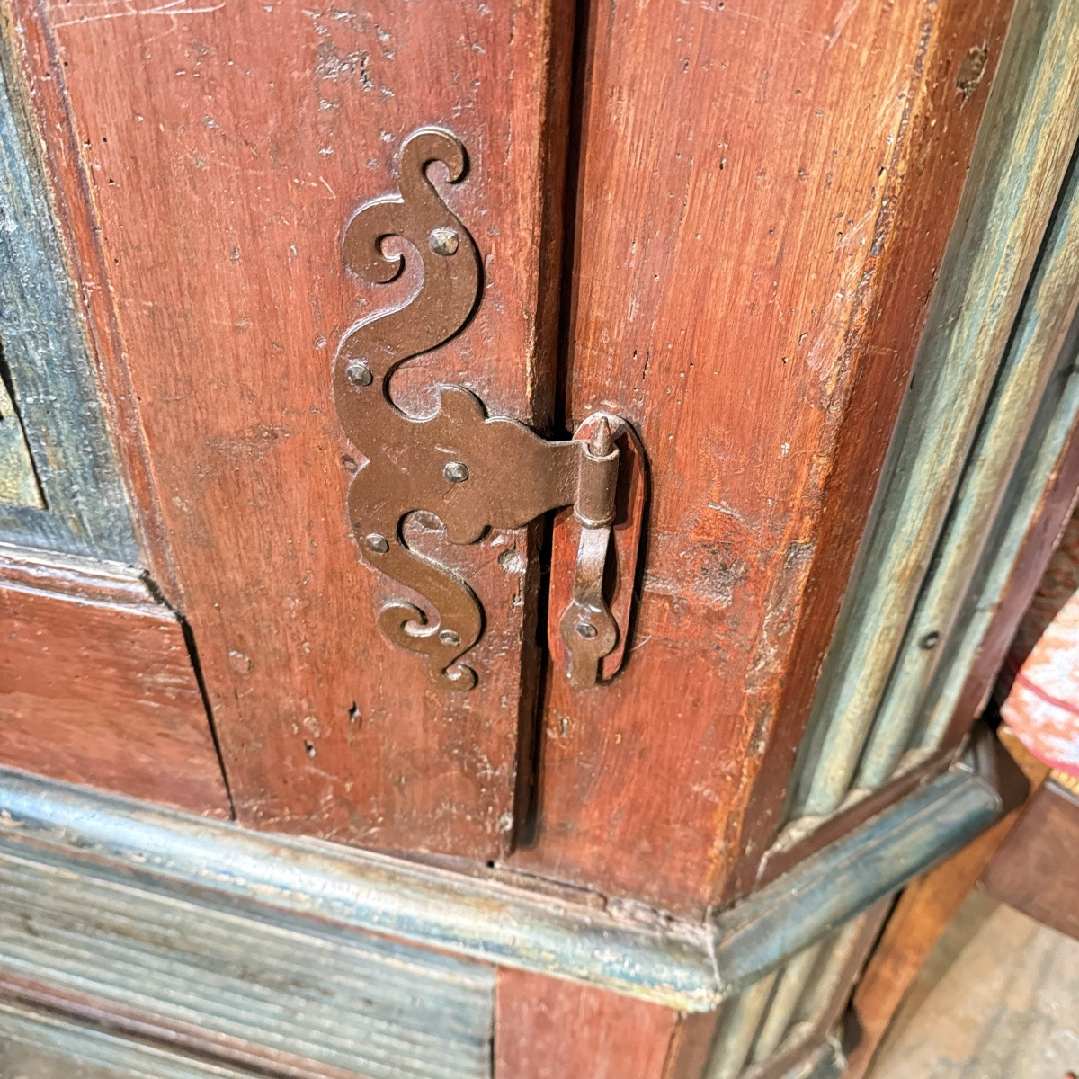 Armoire alsacienne du XIXe siècle – Peinture d’origine et ferronneries d’époque-photo-8