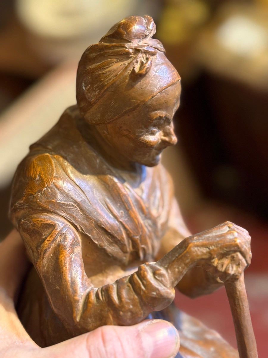 Arlésienne en terre cuite patinée, signée D. Saint René-photo-3