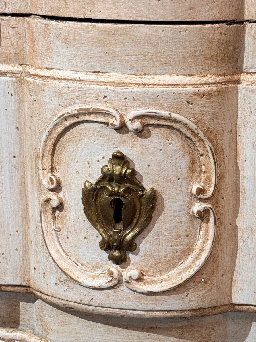 Commode provençale galbée à ressaut central, XVIIIe siècle, décor sculpté-photo-7