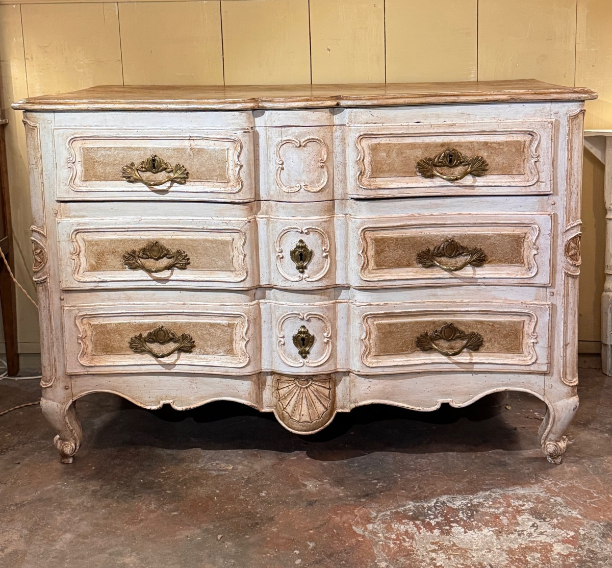 Commode provençale galbée à ressaut central, XVIIIe siècle, décor sculpté