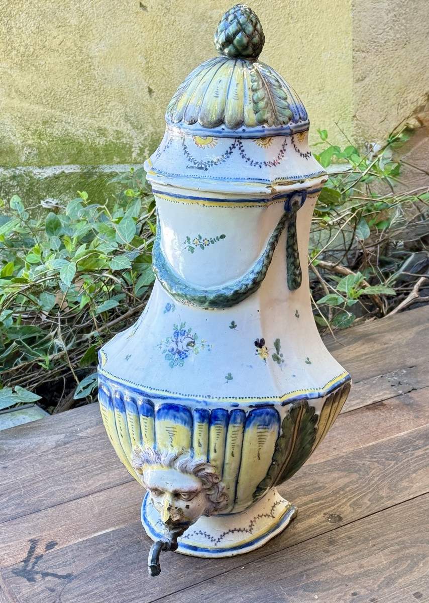 Fontaine murale en faïence polychrome, décor rocaille au mascaron – XVIIIe siècle