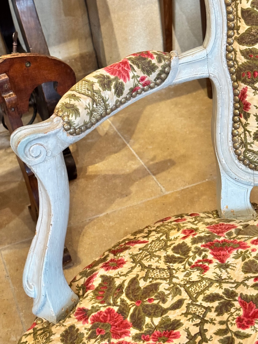 Suite Of Three Louis XV Cabriolet Armchairs-photo-3