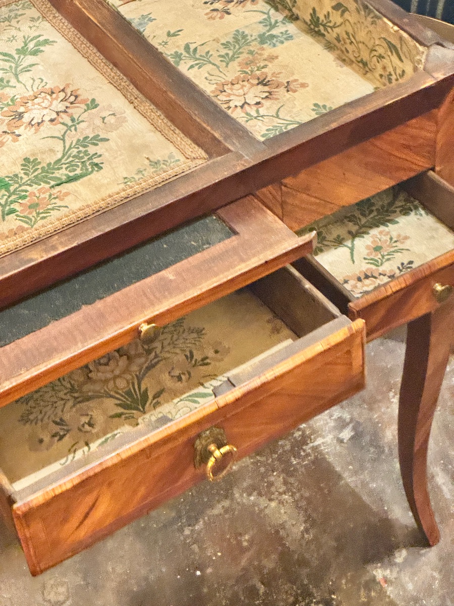 Coiffeuse Louis XV d’époque XVIIIe siècle, intérieur garni d’un tissu XVIIIe-photo-1