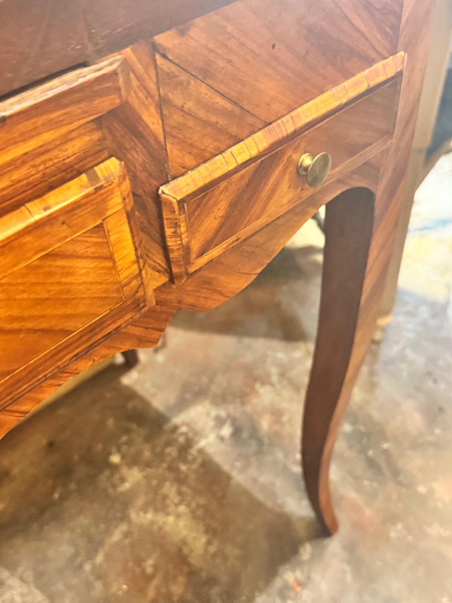 Coiffeuse Louis XV d’époque XVIIIe siècle, intérieur garni d’un tissu XVIIIe-photo-4