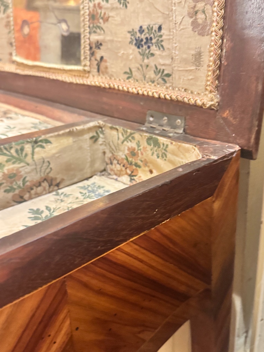 Coiffeuse Louis XV d’époque XVIIIe siècle, intérieur garni d’un tissu XVIIIe-photo-5