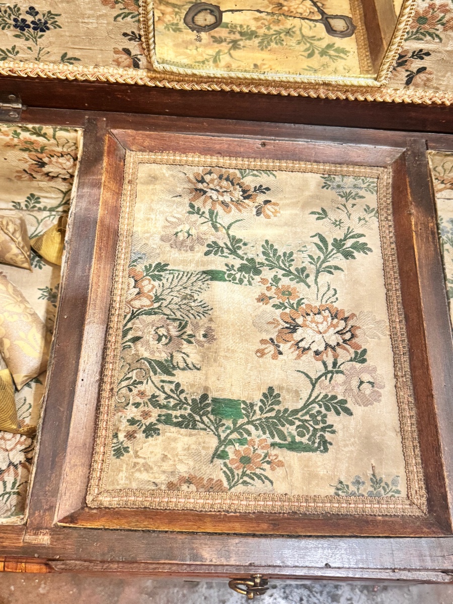 Coiffeuse Louis XV d’époque XVIIIe siècle, intérieur garni d’un tissu XVIIIe-photo-7