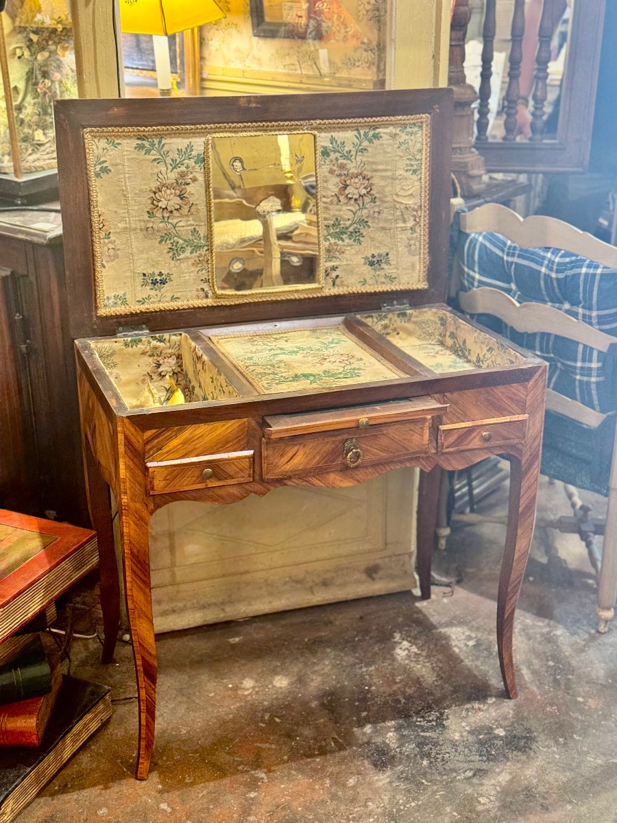 Coiffeuse Louis XV d’époque XVIIIe siècle, intérieur garni d’un tissu XVIIIe