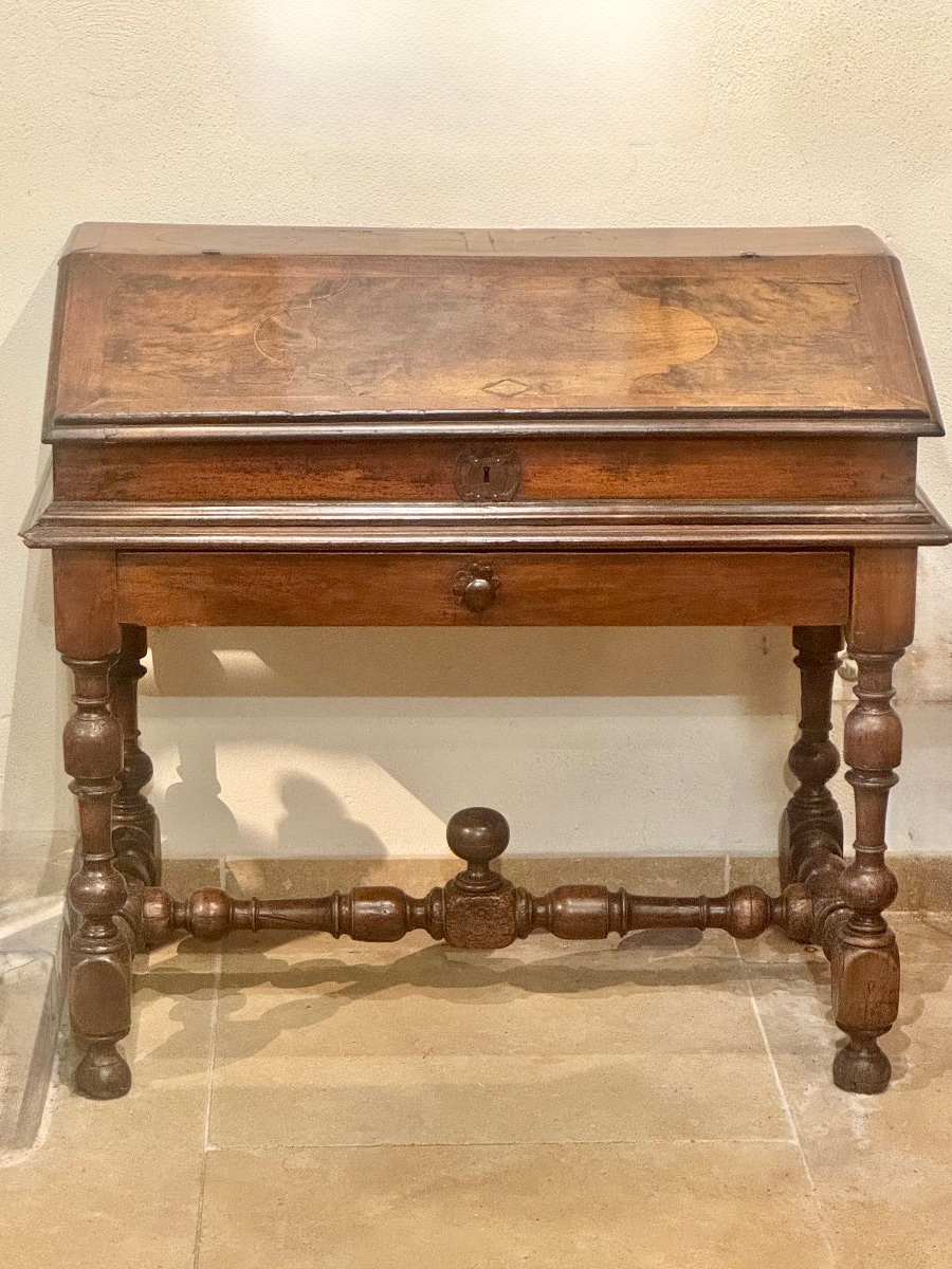  bureau de pente de voyage en noyer, époque Louis XIII – XVIIe siècle