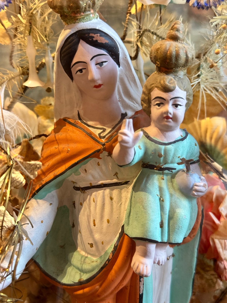 Vierge à l’Enfant sous globe de verre, décor de fleurs  – Santibelli provençal, XIXᵉ s-photo-7