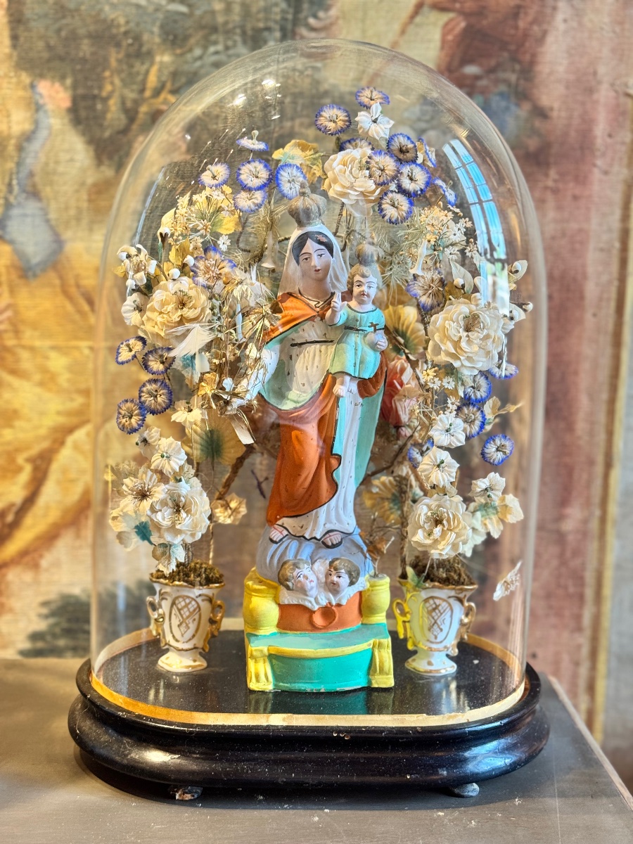 Vierge à l’Enfant sous globe de verre, décor de fleurs  – Santibelli provençal, XIXᵉ s