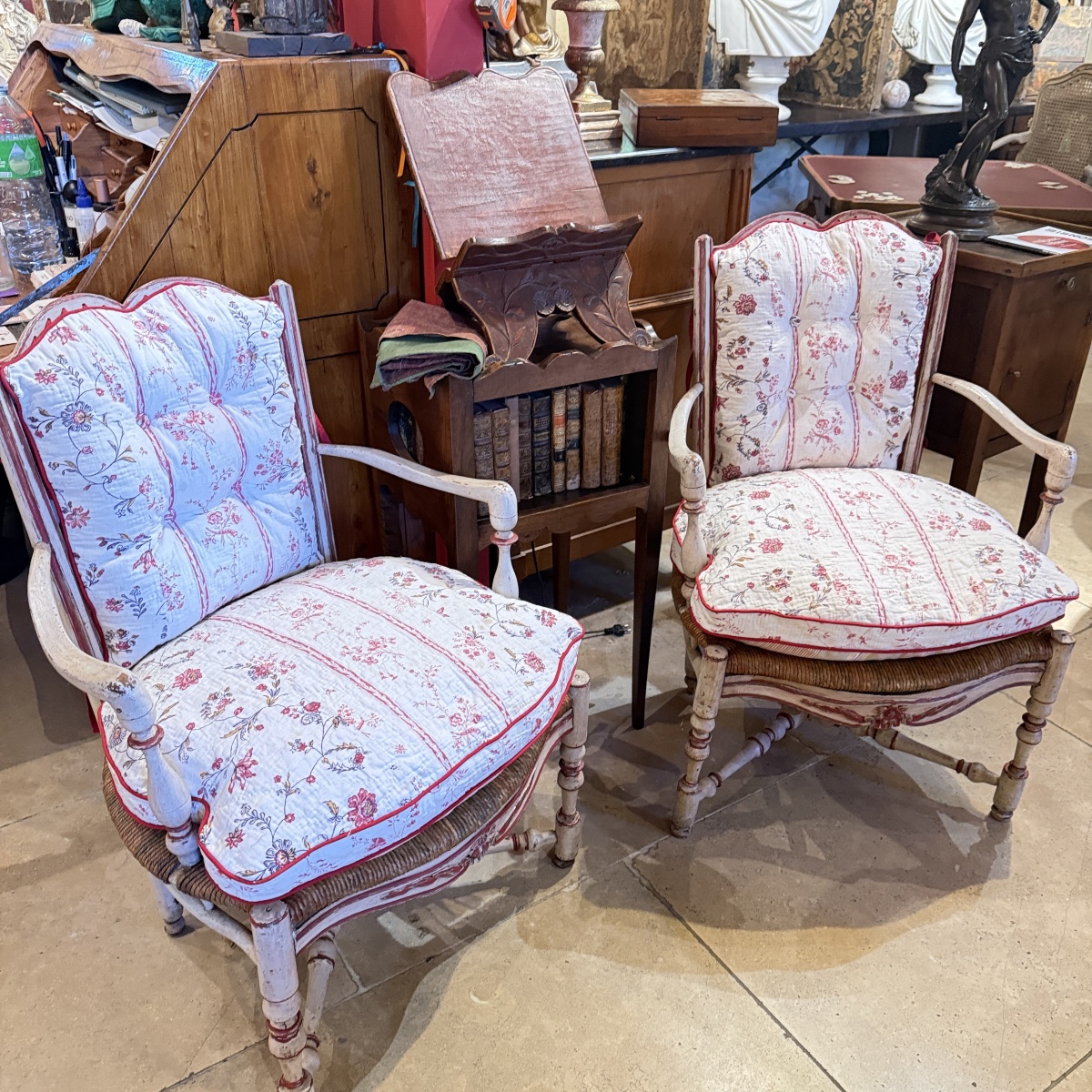 Paire de fauteuils provençaux en hêtre laqué – Époque XVIIIᵉ siècle