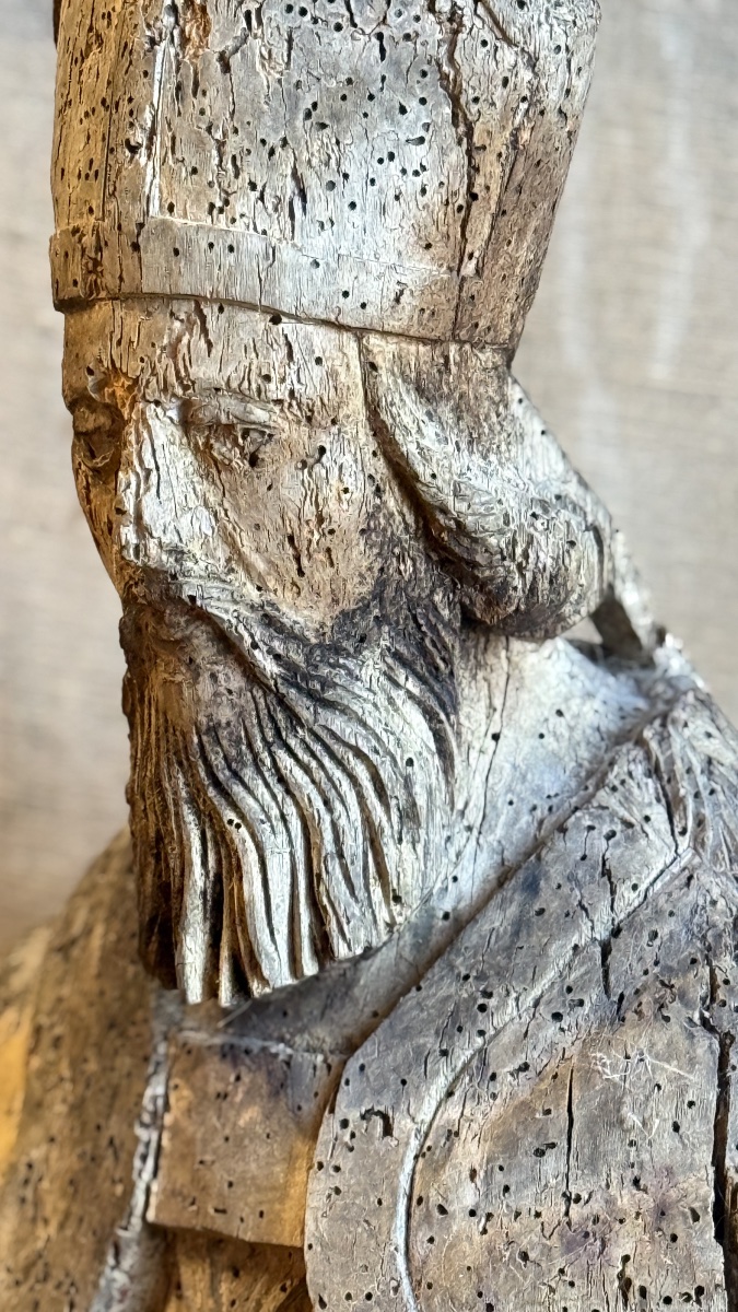 Saint évêque en bois sculpté, restes de polychromie – XVIIe siècle –-photo-4