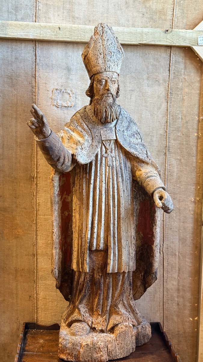 Saint évêque en bois sculpté, restes de polychromie – XVIIe siècle –