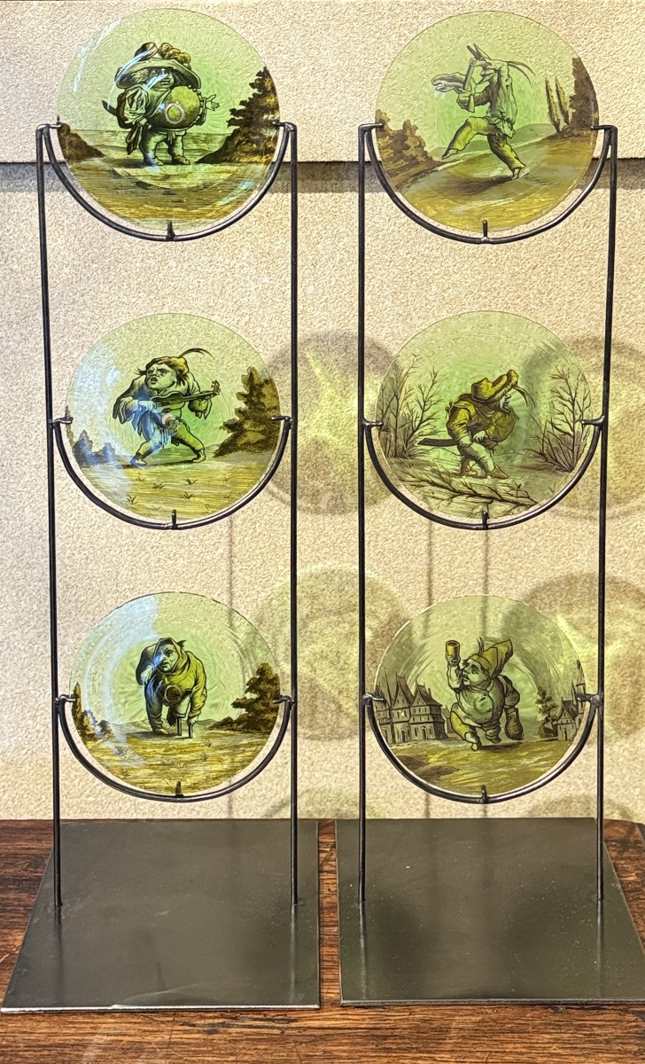 Six « culs de bouteille »  peints d’après Jacques Callot – XVIIe-XVIIIe siècles