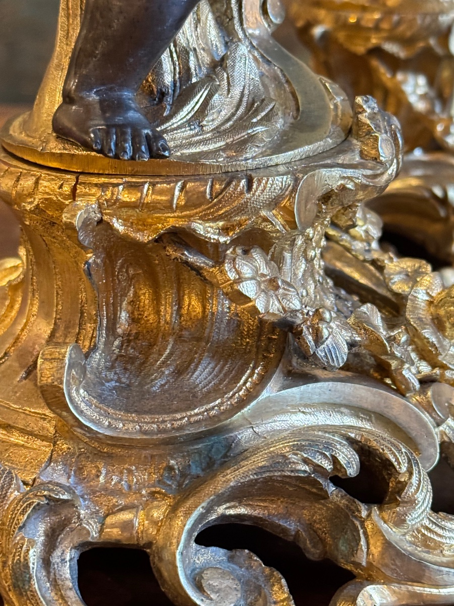 Paire de chandeliers en bronze patiné et doré, style rocaille Louis XV – XIXe siècle-photo-6