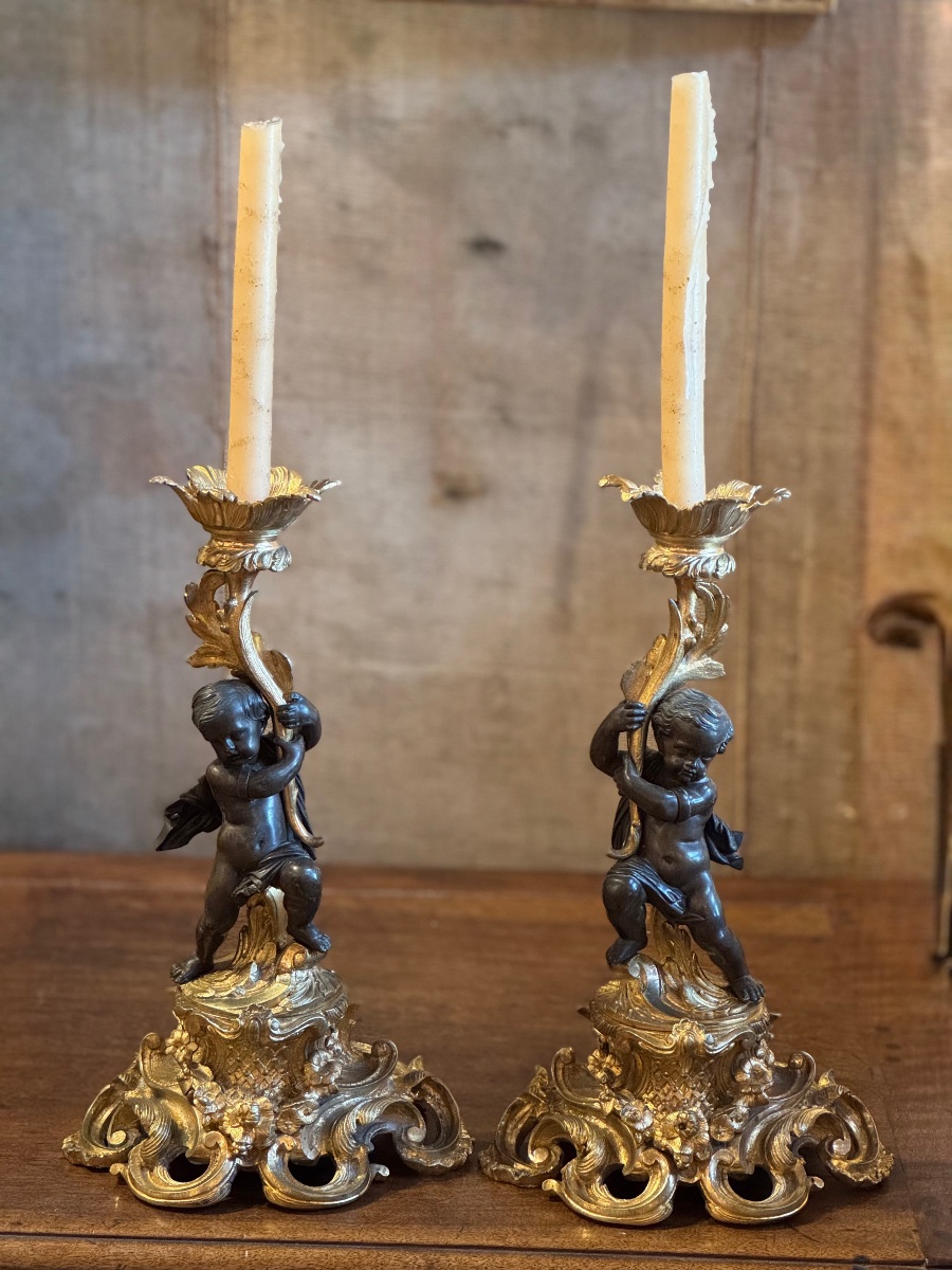 Paire de chandeliers en bronze patiné et doré, style rocaille Louis XV – XIXe siècle