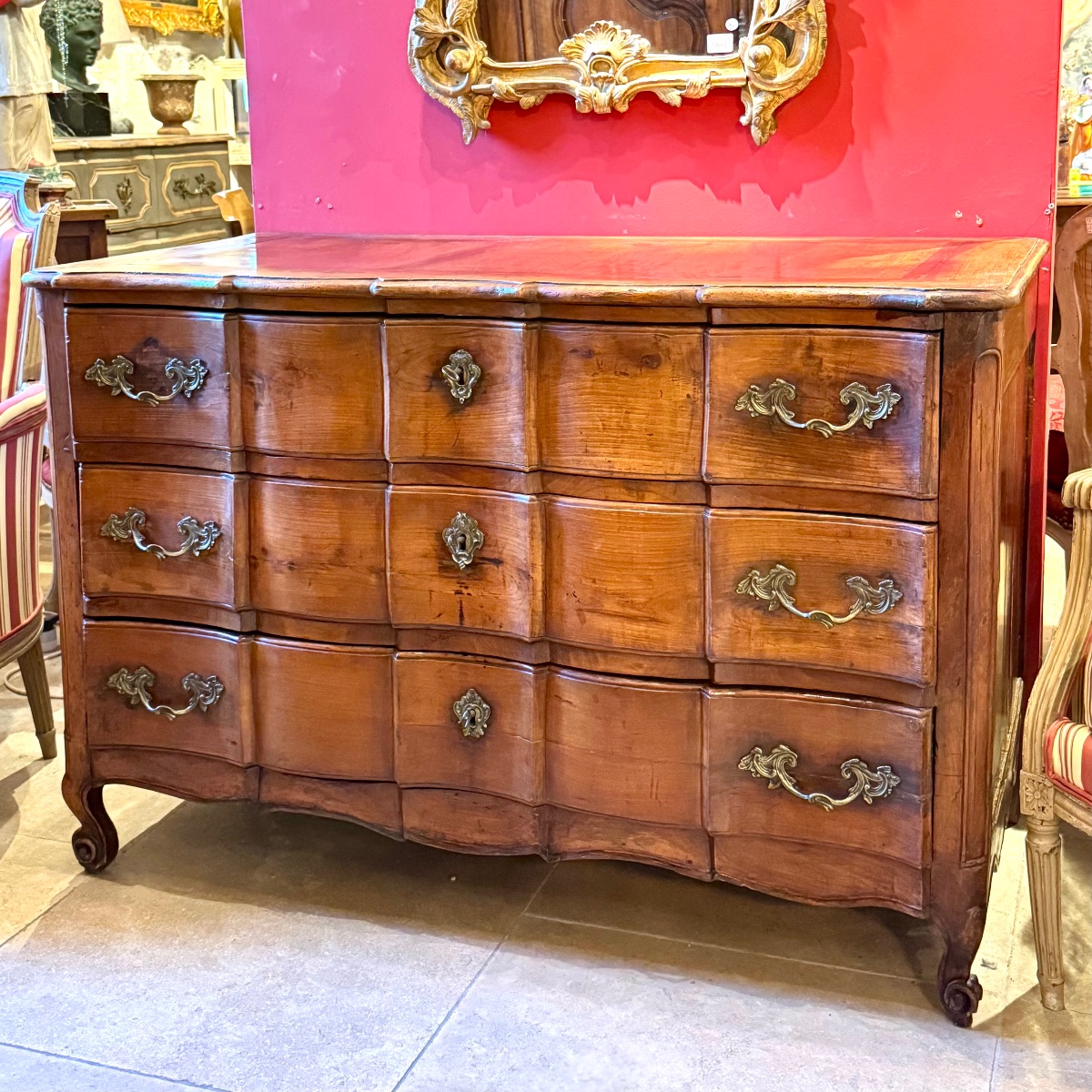 Commode arbalète Louis XV en noyer – XVIIIe siècle