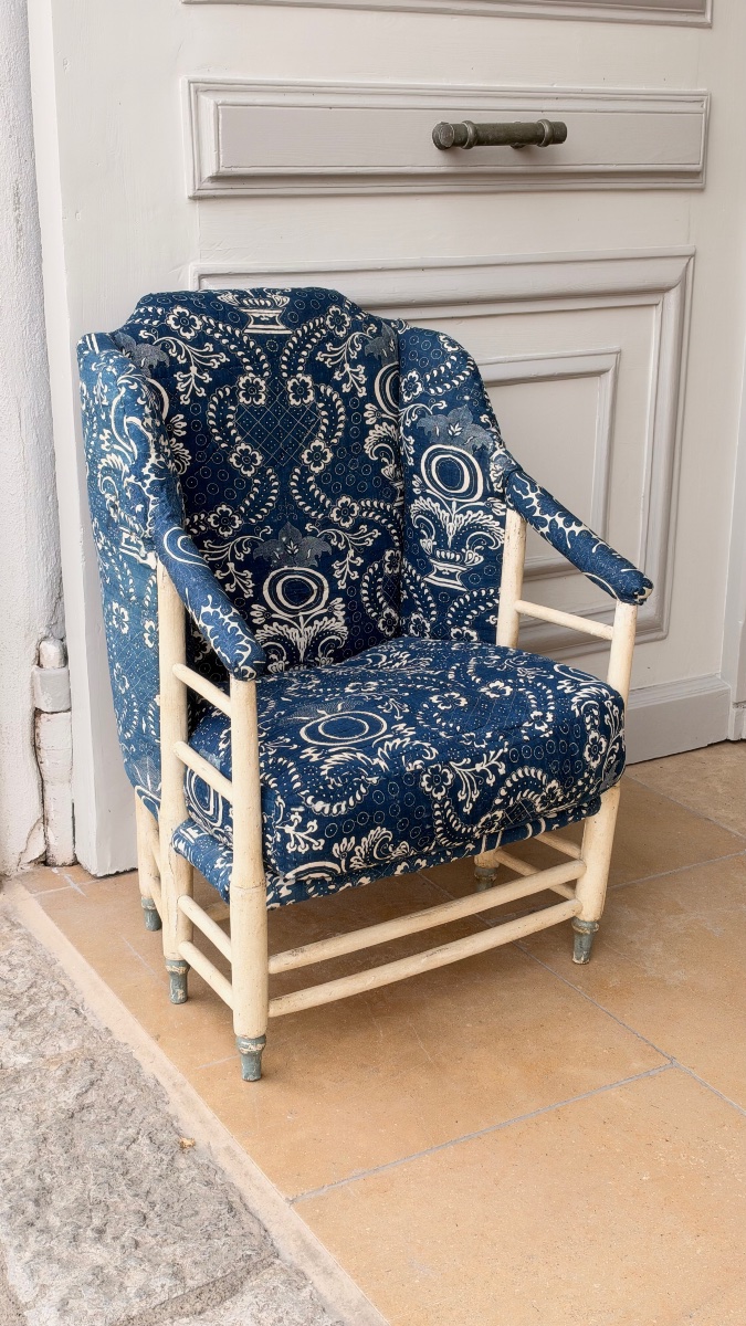 Bergère provençale du XVIIIe siècle en bois peint, garnie d’un ancien tissu piqué bleu de Nîmes-photo-2