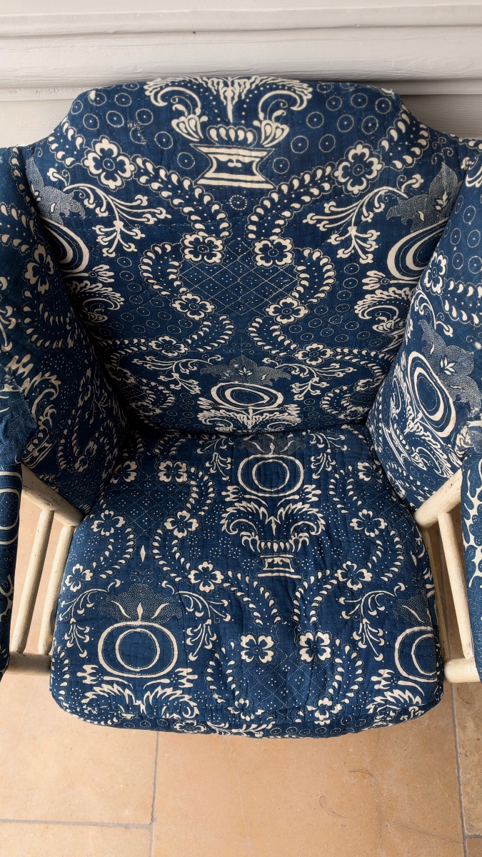 Bergère provençale du XVIIIe siècle en bois peint, garnie d’un ancien tissu piqué bleu de Nîmes-photo-1