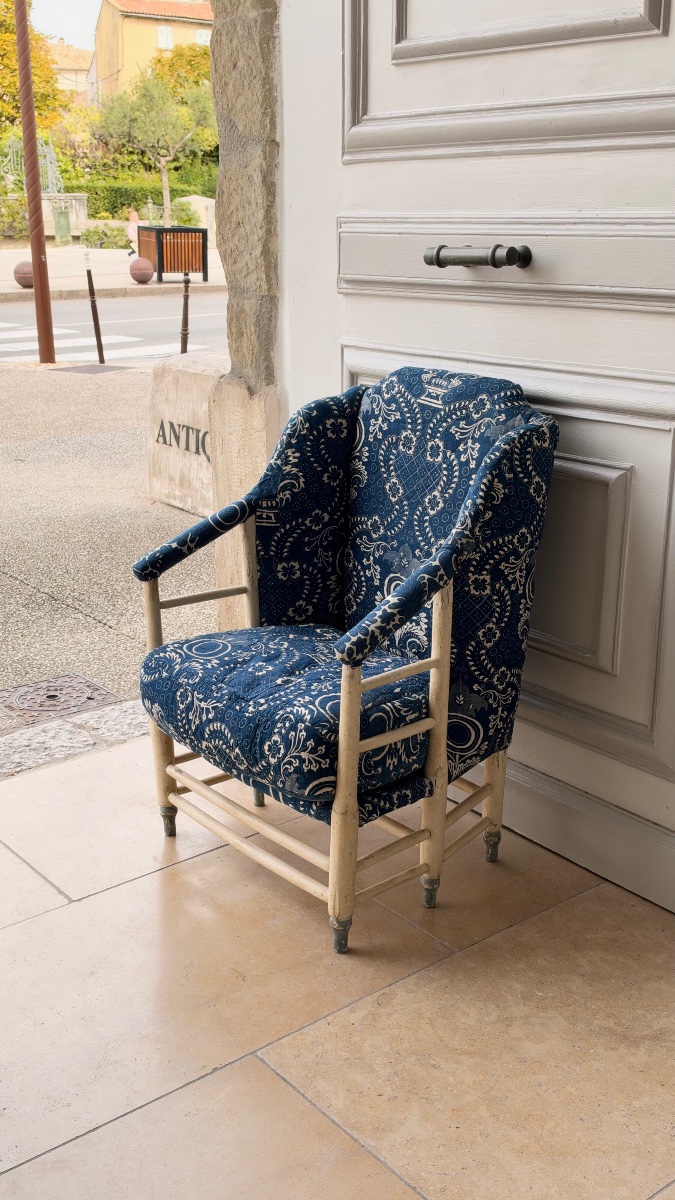 Bergère provençale du XVIIIe siècle en bois peint, garnie d’un ancien tissu piqué bleu de Nîmes-photo-2