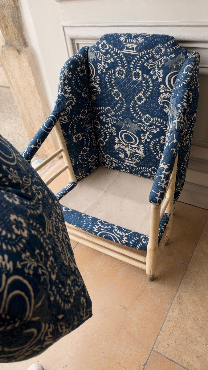 Bergère provençale du XVIIIe siècle en bois peint, garnie d’un ancien tissu piqué bleu de Nîmes-photo-3