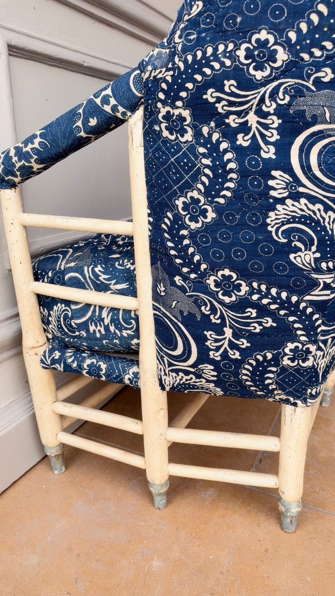 Bergère provençale du XVIIIe siècle en bois peint, garnie d’un ancien tissu piqué bleu de Nîmes-photo-5