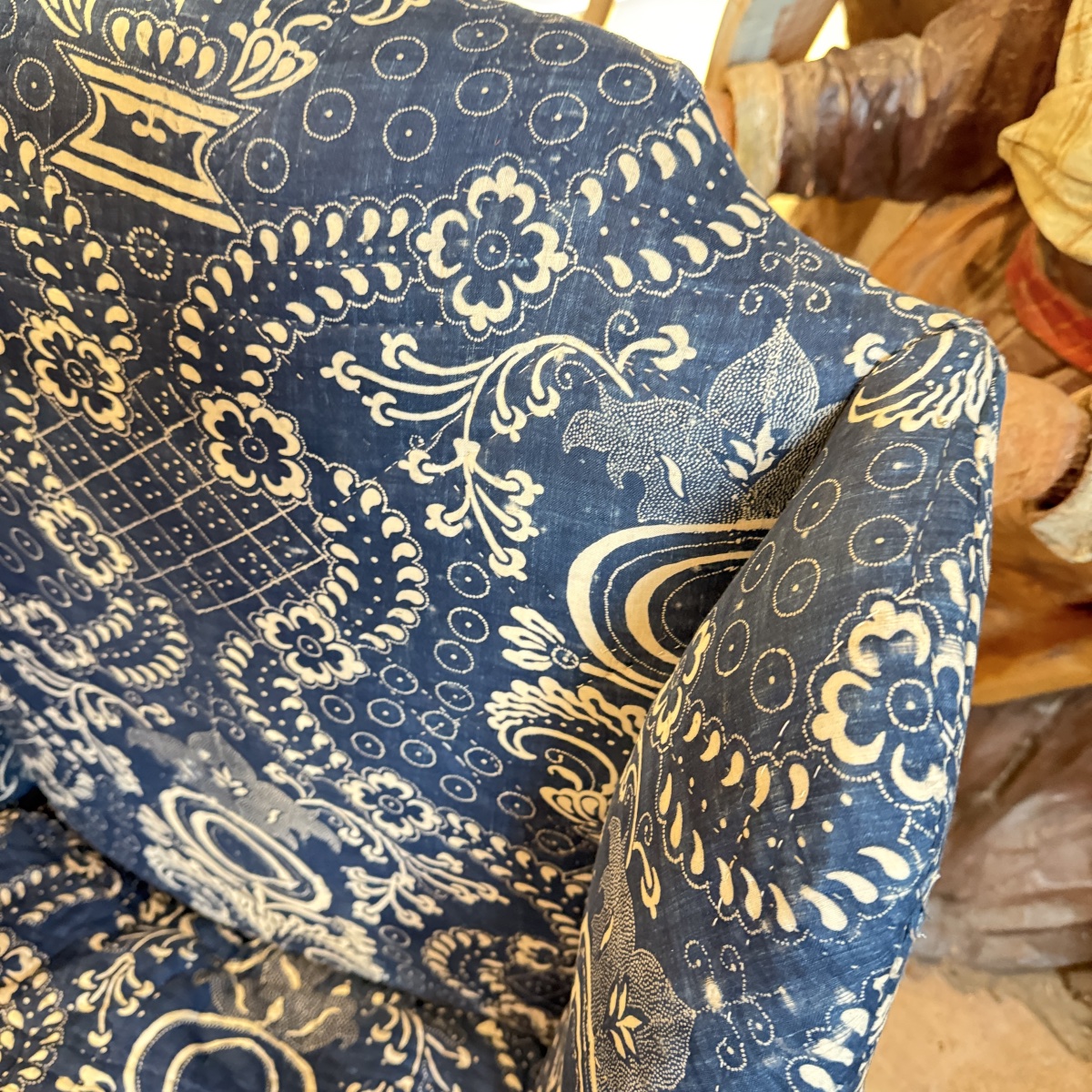 Bergère provençale du XVIIIe siècle en bois peint, garnie d’un ancien tissu piqué bleu de Nîmes-photo-7