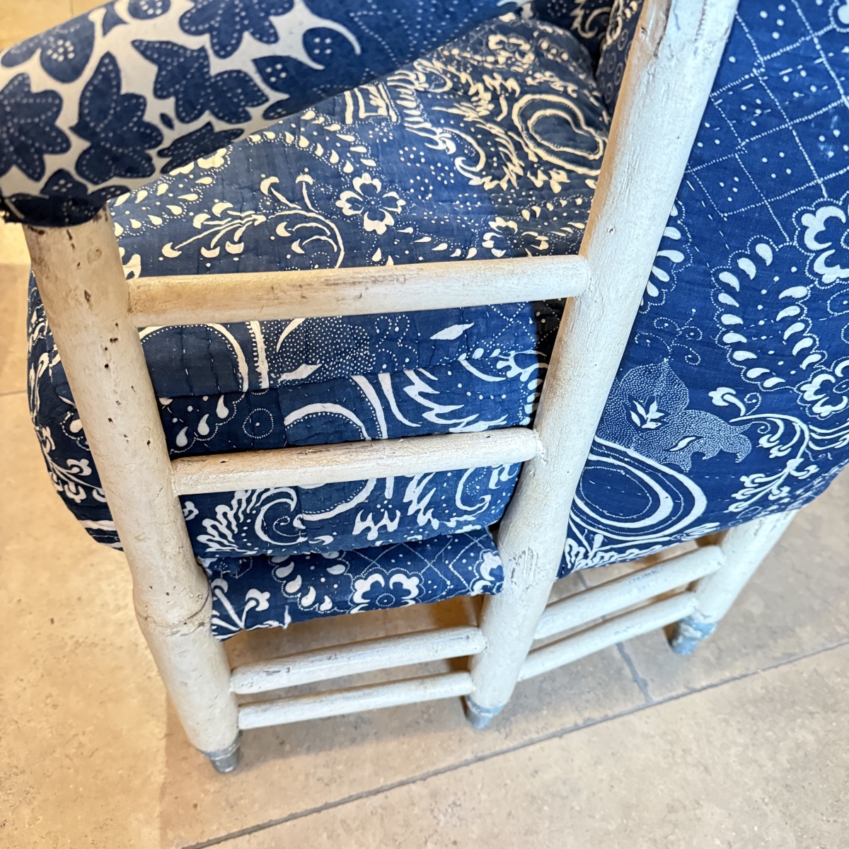 Bergère provençale du XVIIIe siècle en bois peint, garnie d’un ancien tissu piqué bleu de Nîmes-photo-8