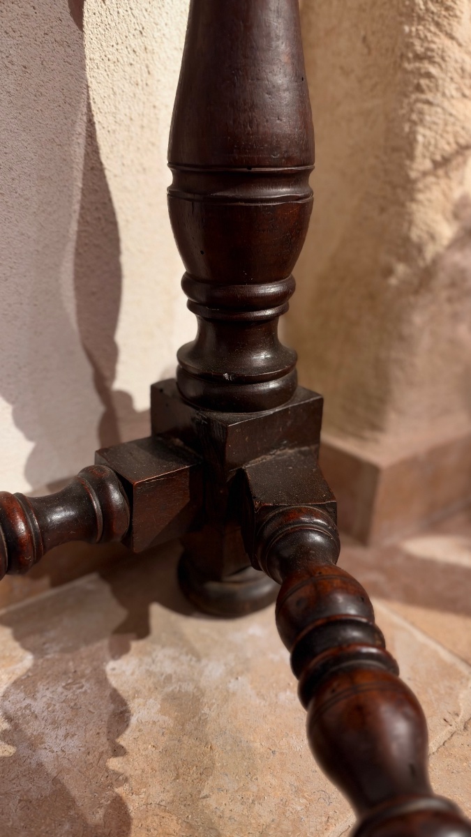 Small 17th-century Italian Console Table Made Of Walnut, With A Marquetry Top Featuring A Radiating Design-photo-3