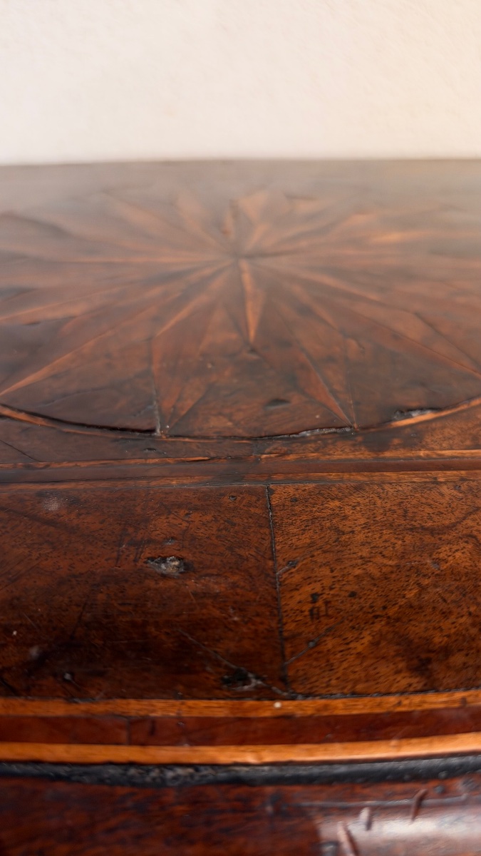 Small 17th-century Italian Console Table Made Of Walnut, With A Marquetry Top Featuring A Radiating Design-photo-4