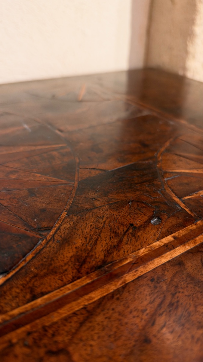 Small 17th-century Italian Console Table Made Of Walnut, With A Marquetry Top Featuring A Radiating Design-photo-5