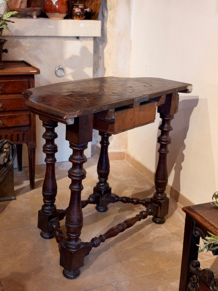Small 17th-century Italian Console Table Made Of Walnut, With A Marquetry Top Featuring A Radiating Design-photo-7